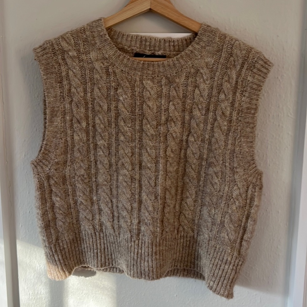 Olivaceous cropped sweater vest